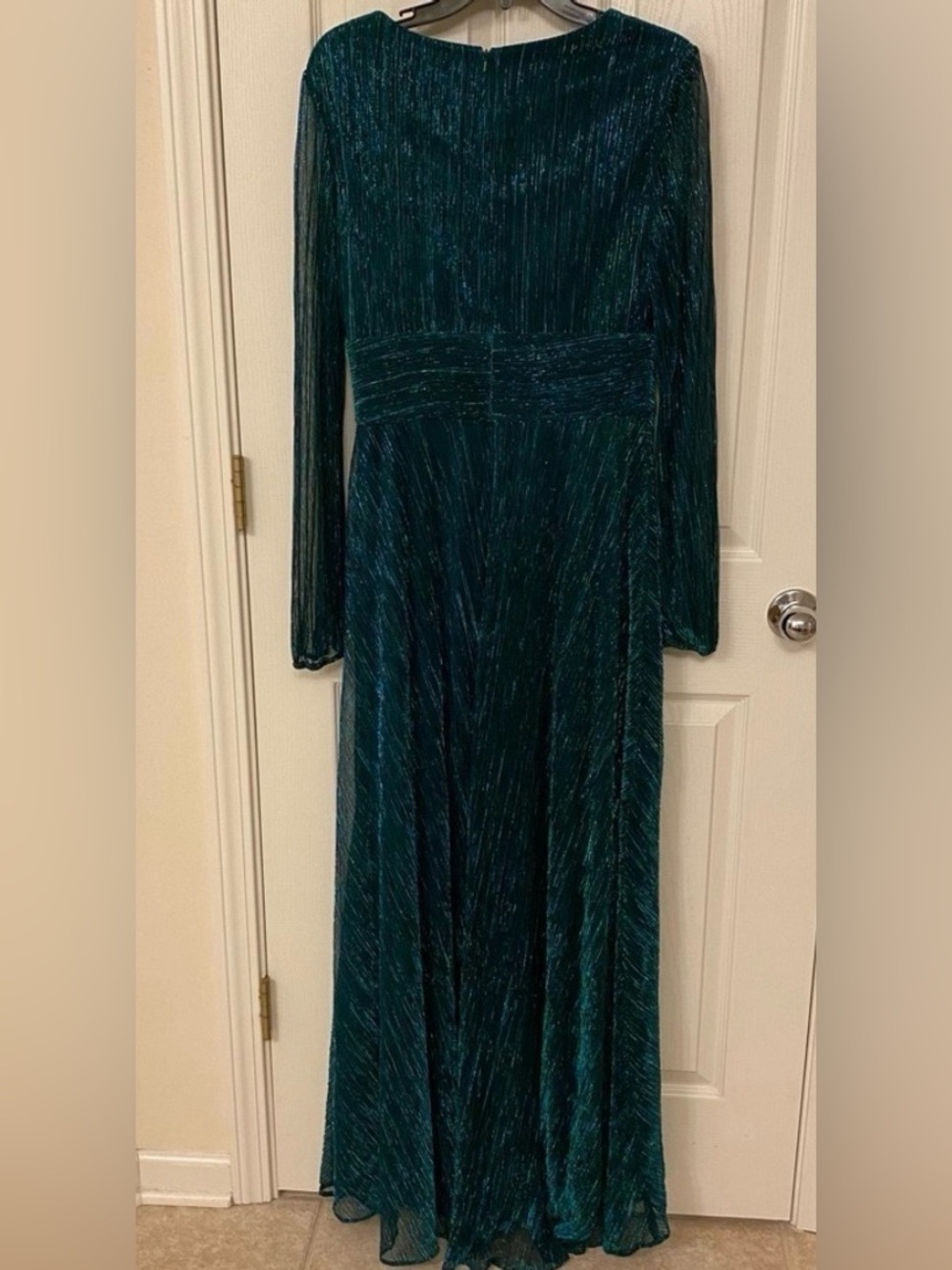 BETSY & ADAM Crinkle-Texture Sheer Long Sleeve Evening Gown in Jade Size 6. NWT. - Picture 8 of 12